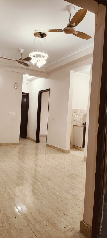 Room in 3 BHK Apartment at Amrapali Golf Homes, Sector 4, Greater Noida – for Sale