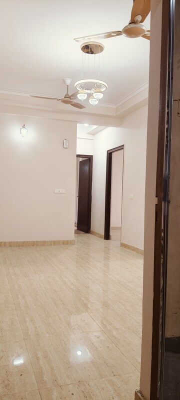 Room in 3 BHK Apartment at Amrapali Golf Homes, Sector 4, Greater Noida – for Sale