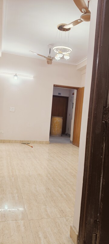 Room in 3 BHK Apartment at Amrapali Golf Homes, Sector 4, Greater Noida – for Sale