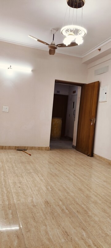 Room in 3 BHK Apartment at Amrapali Golf Homes, Sector 4, Greater Noida – for Sale