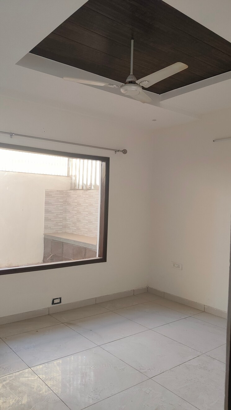 Room, ambala highway 3 Bedroom 250 Sq.Yd. Apartment In Ambala Highway Zirakpur 8241360