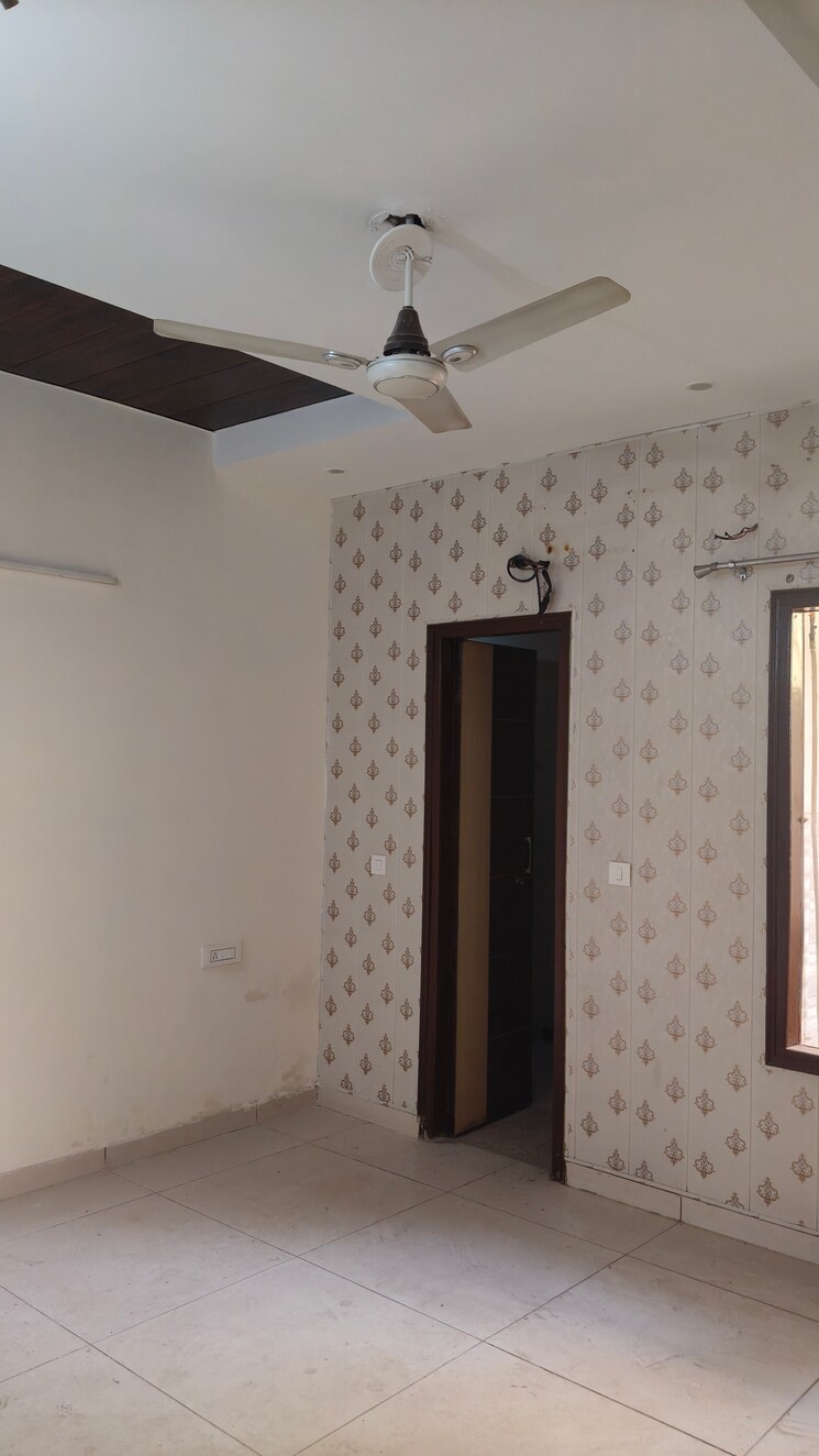 Room, ambala highway 3 Bedroom 250 Sq.Yd. Apartment In Ambala Highway Zirakpur 8241360