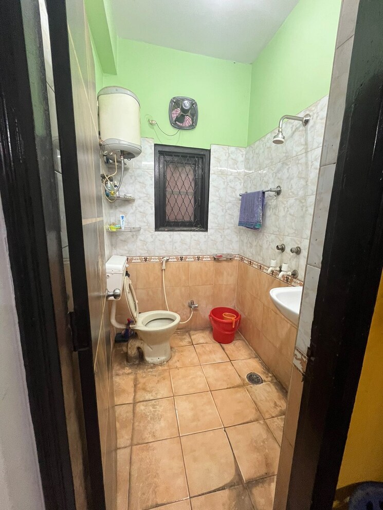 Bathroom, vaishali sector 5 3 Bedroom 1180 Sq.Ft. Builder Floor In Vaishali Sector 5 Ghaziabad 8241604