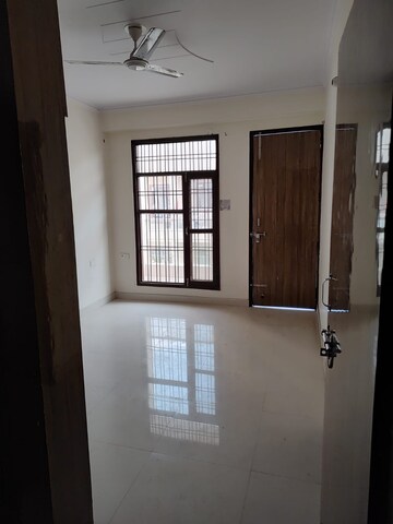 Room in 3 BHK Builder Floor at Ansal API Esencia, Sector 67 – for Rent