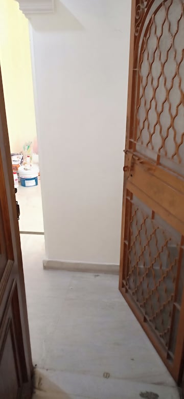 Room in 3 BHK Apartment at Shivalik Colony – for Rent
