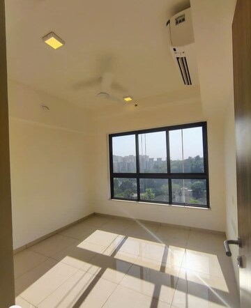 Room in 2 BHK Apartment at Shapoorji Pallonji Vicinia, Powai – for Rent