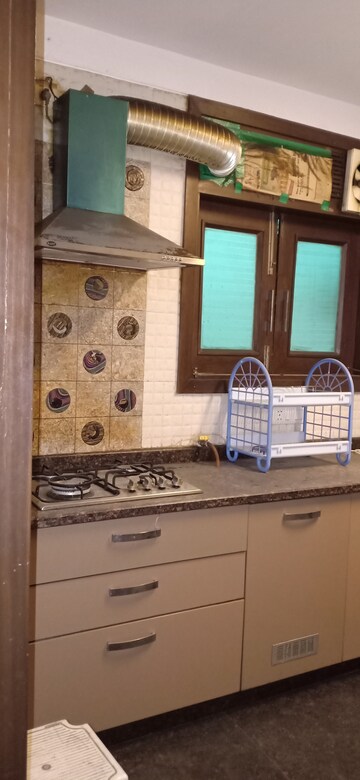Furnished Amenities in 3 BHK Apartment at Greater Kailash I – for Rent