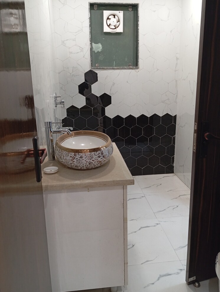 undefined, krishna nagar 3.5 Bedroom 175 Sq.Yd. Builder Floor In Krishna Nagar Delhi 8241721