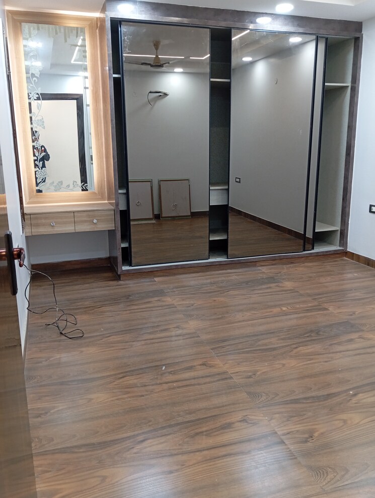 Room, krishna nagar 3.5 Bedroom 175 Sq.Yd. Builder Floor In Krishna Nagar Delhi 8241721
