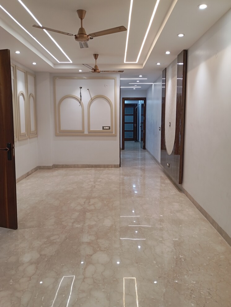Room, krishna nagar 3.5 Bedroom 175 Sq.Yd. Builder Floor In Krishna Nagar Delhi 8241721