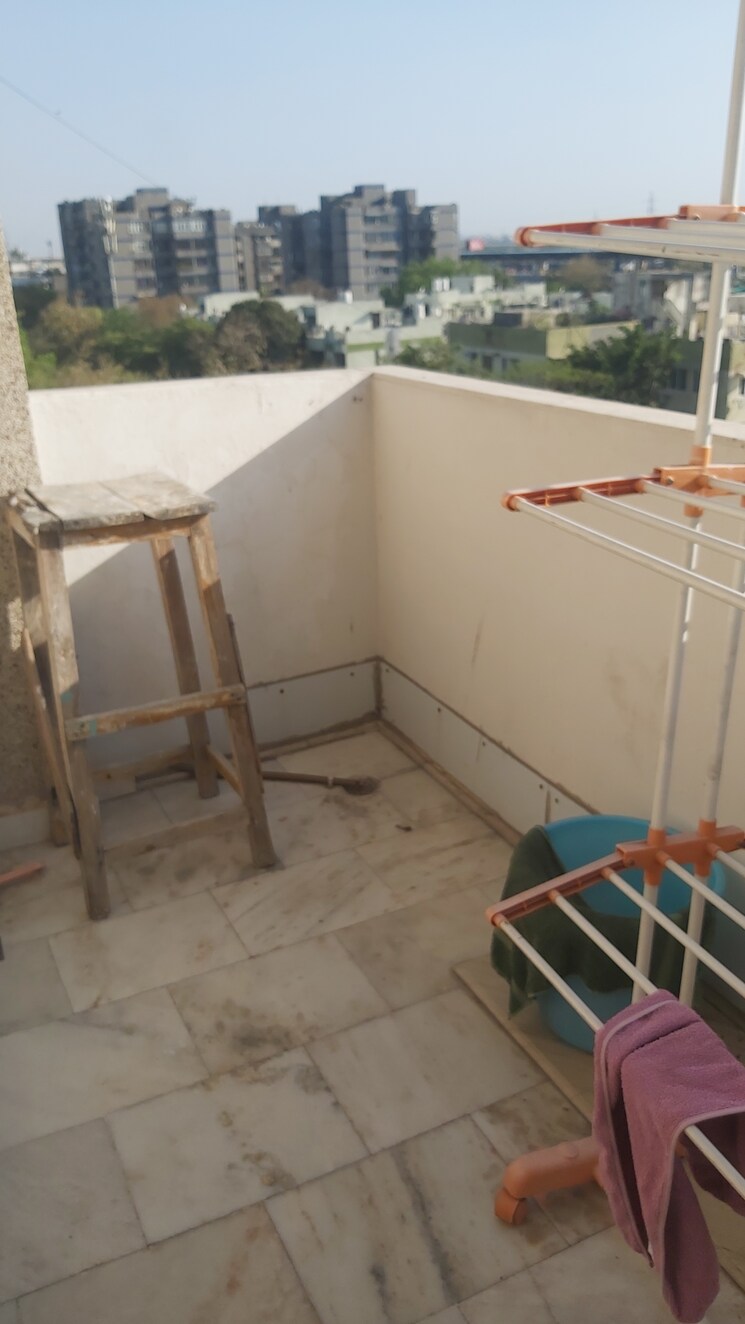 Terrace, mayur vihar phase 1 extension 3.5 Bedroom 1450 Sq.Ft. Apartment In Mayur Vihar Phase 1 Extension Delhi 8241724