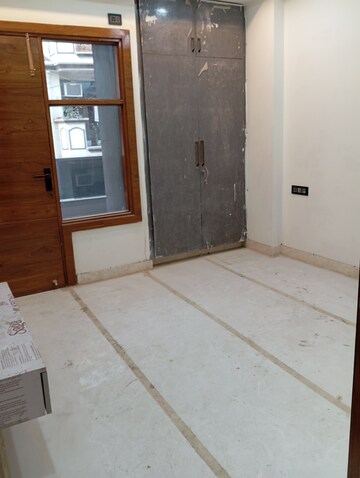 Furnished Amenities in 4 BHK Builder Floor at Krishna Nagar – for Sale