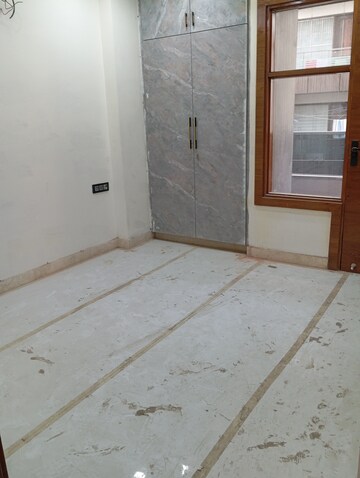 Furnished Amenities in 4 BHK Builder Floor at Krishna Nagar – for Sale