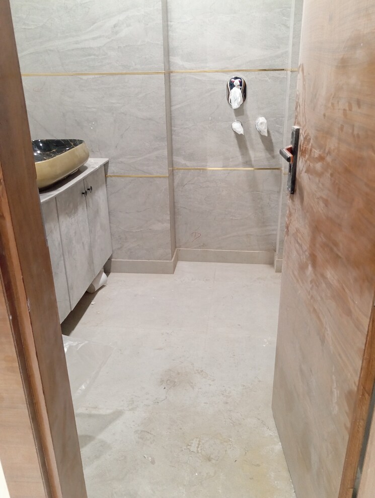 Bathroom, krishna nagar 4 Bedroom 180 Sq.Yd. Builder Floor In Krishna Nagar Delhi 8241734
