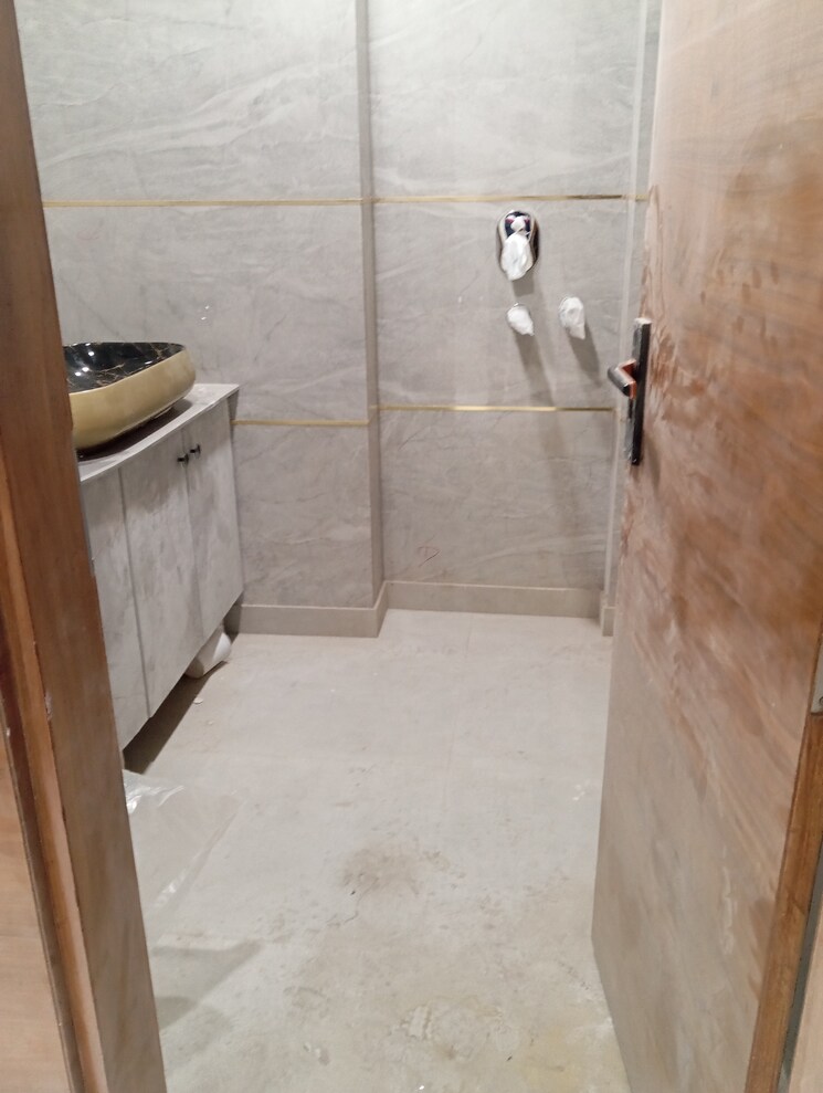 Bathroom, krishna nagar 4 Bedroom 180 Sq.Yd. Builder Floor In Krishna Nagar Delhi 8241734