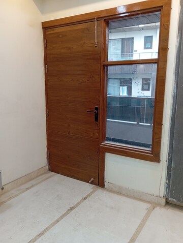 Furnished Amenities in 4 BHK Builder Floor at Krishna Nagar – for Sale