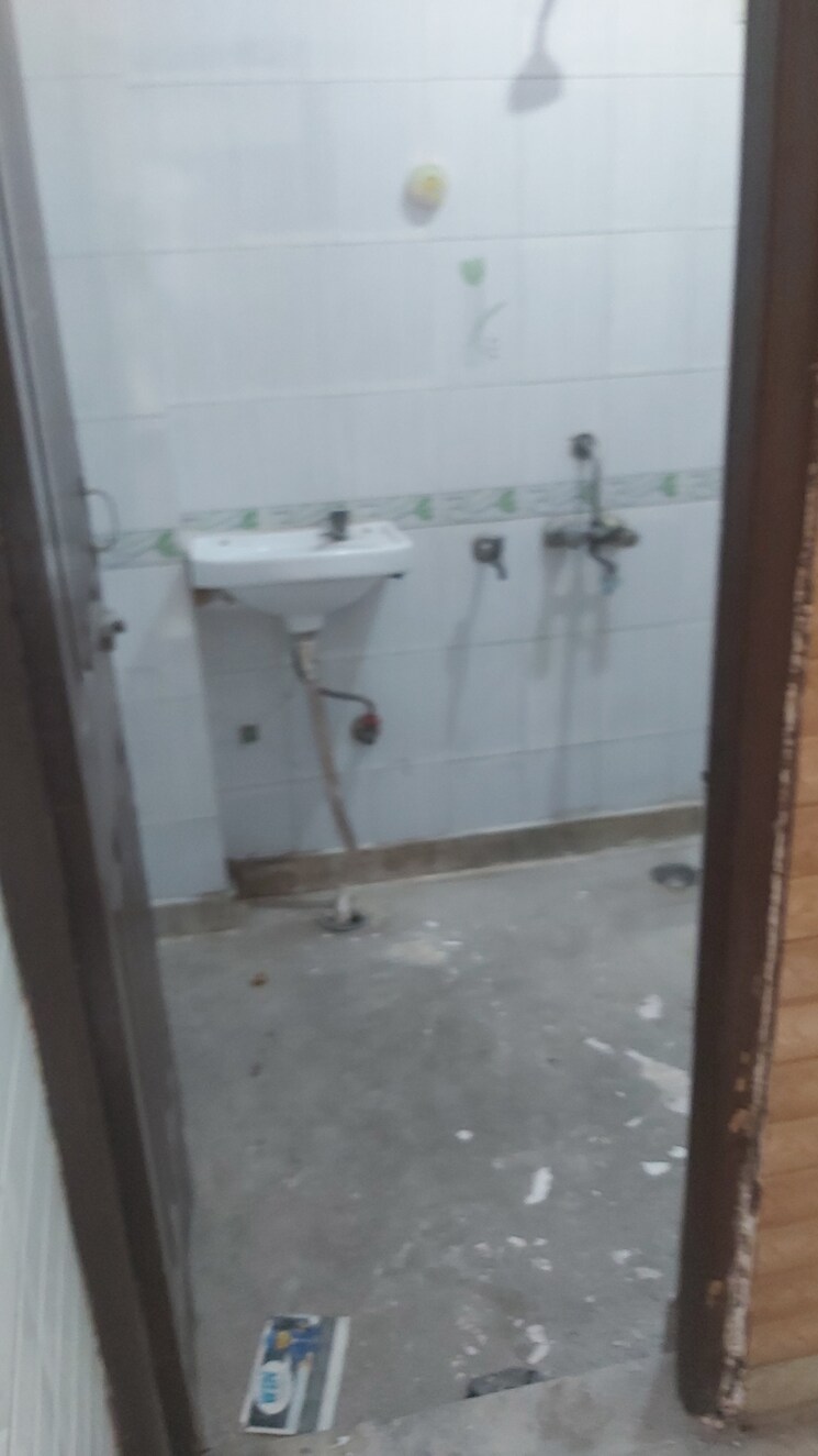 Bathroom, mayur vihar 2.5 Bedroom 750 Sq.Ft. Builder Floor In Mayur Vihar Delhi 8241745