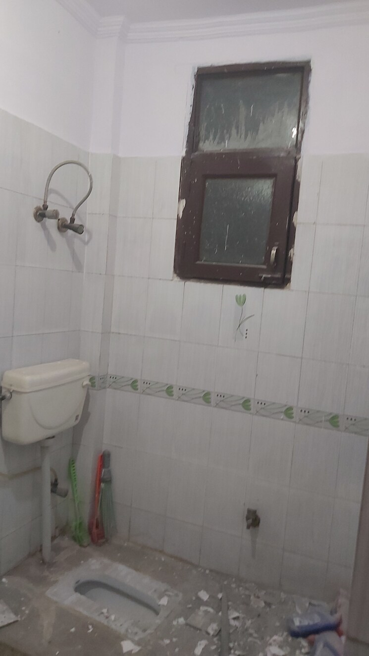 Bathroom, mayur vihar 2.5 Bedroom 750 Sq.Ft. Builder Floor In Mayur Vihar Delhi 8241745