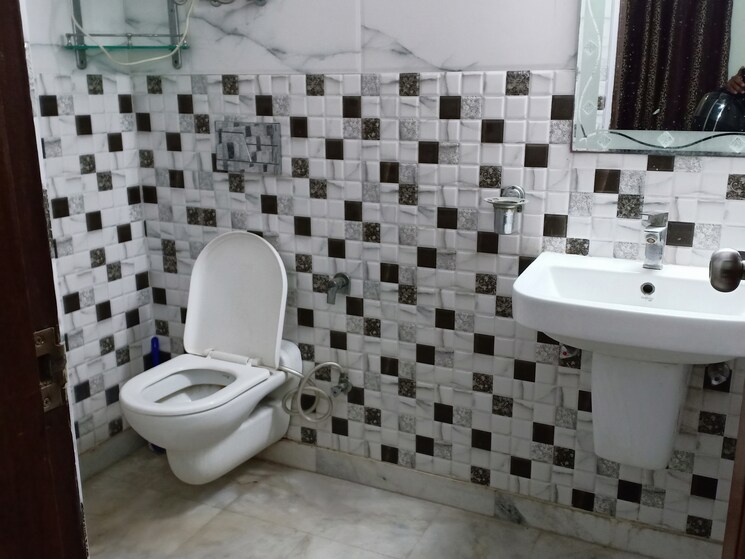 Bathroom, khirki extension 1 RK 400 Sq.Ft. Apartment In Khirki Extension Delhi 8241750