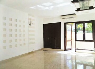Room in 5 BHK Builder Floor at Panchsheel Park – for Rent