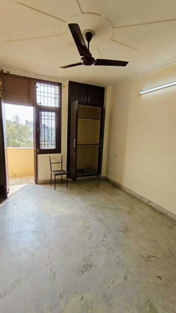 Room in 2.5 BHK Apartment at Paschim Vihar – for Rent
