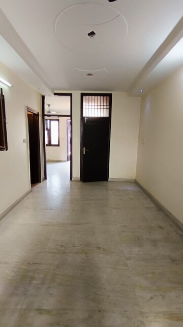 Room in 2.5 BHK Apartment at Paschim Vihar – for Rent