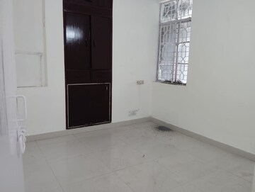 Room in 2 BHK Apartment at Paschim Vihar – for Rent