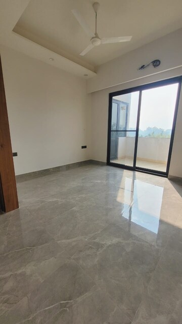 Room in 2.5 BHK Builder Floor at Sector 28 – for Rent