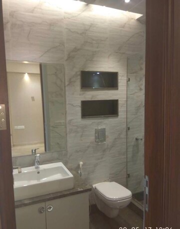 Bathroom in 4 BHK Apartment at Suncity Platinum Towers, Sector 28 – for Sale