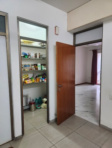 Room in 3 BHK Apartment at Thaltej – for Rent