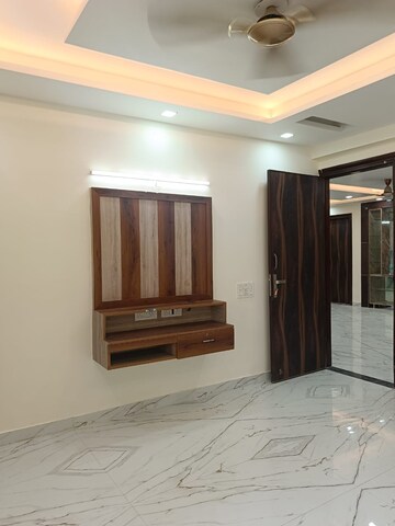 Room in 3 BHK Apartment at Godrej Oasis, Sector 88a – for Rent