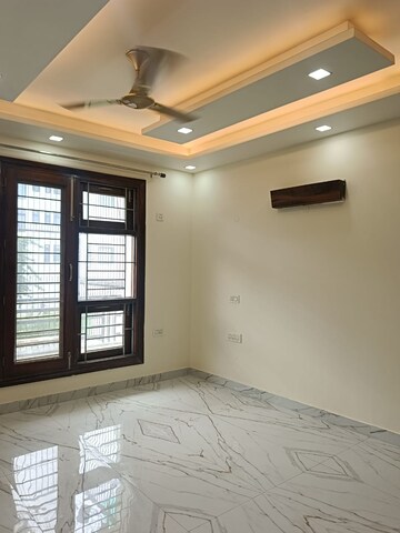 Room in 3 BHK Apartment at Godrej Oasis, Sector 88a – for Rent