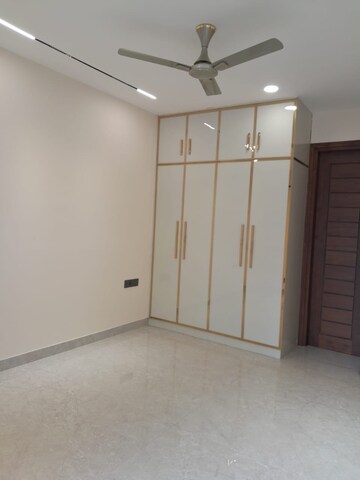 Room in 3 BHK Apartment at Raja Park – for Sale