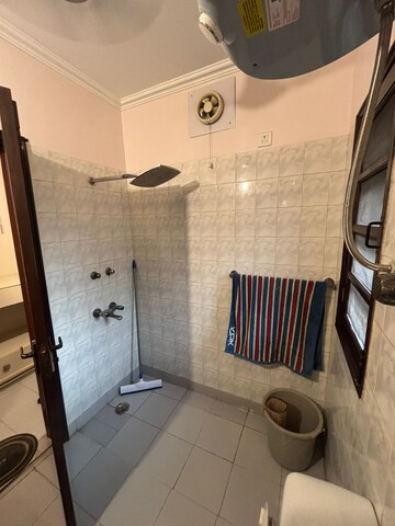 Team Area in 3 BHK Builder Floor at Sector 9 – for Rent