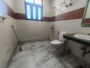 Bathroom in 2 BHK Apartment at Sector 46 – for Rent
