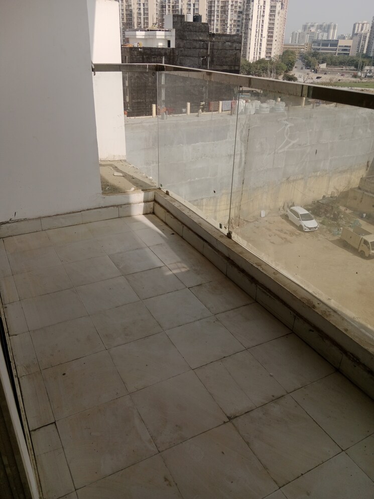Balcony, sector 73 1 Bedroom 650 Sq.Ft. Builder Floor In Sector 73 Noida 8243002