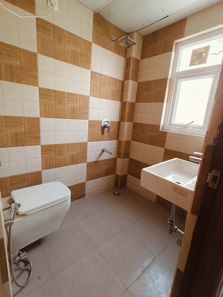 Bathroom, sector 43 3 Bedroom 1800 Sq.Ft. Builder Floor In Sector 43 Gurgaon 8242808