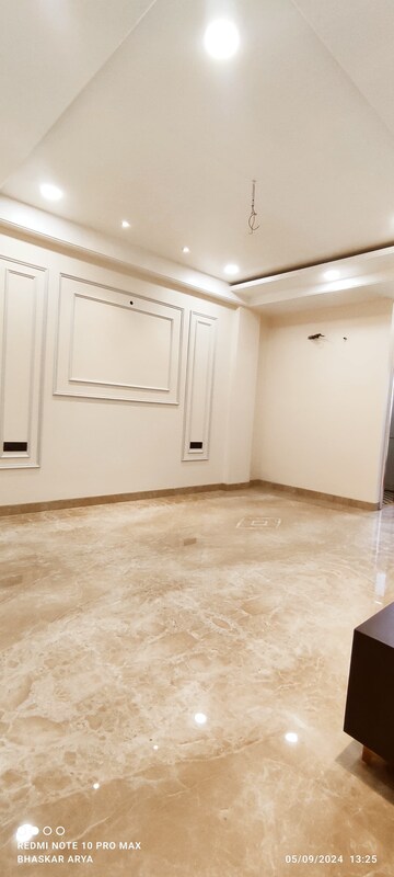 Room in 4 BHK Builder Floor at Sector 85 – for Sale