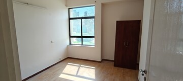 Room in 3 BHK Apartment at Unitech Horizon, Pi Greater Noida – for Rent