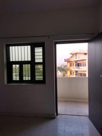Room in 2 BHK Builder Floor at Sector 52 – for Rent