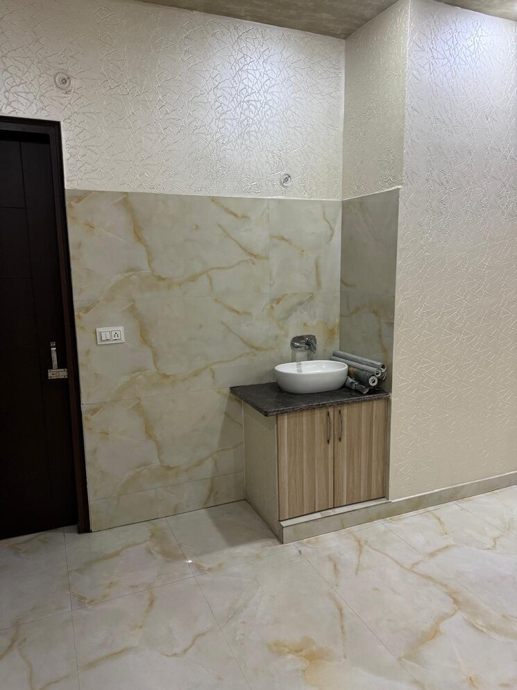 Bathroom, madhavpuram 4 Bedroom 175 Sq.Yd. Apartment In Madhavpuram Meerut 8243254