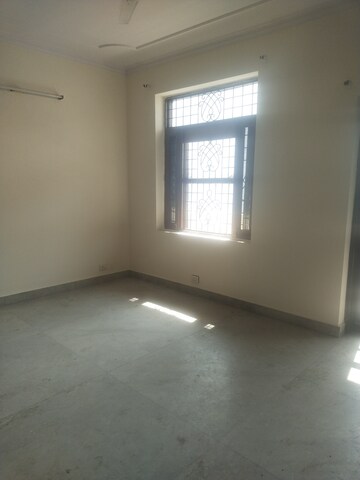 Room in 1 BHK Builder Floor at Super Mart 1, Sector 27 – for Rent