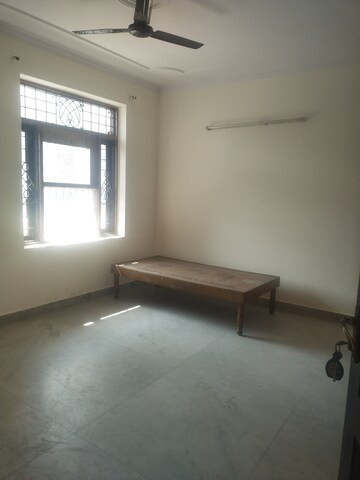 Furnished Amenities in 1 BHK Builder Floor at Super Mart 1, Sector 27 – for Rent