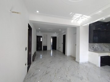 Building Lobby in 3 BHK Builder Floor at Sector 52 – for Rent