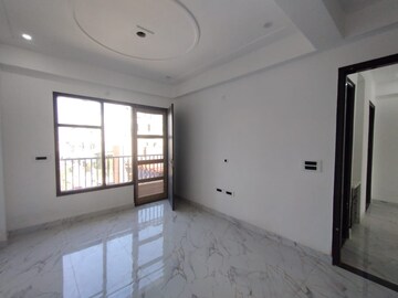 Room in 3 BHK Builder Floor at Sector 52 – for Rent