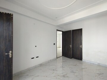 Room in 3 BHK Builder Floor at Sector 52 – for Rent