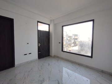 Room in 3 BHK Builder Floor at Sector 52 – for Rent