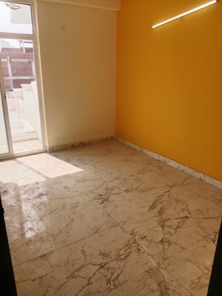 Room, sector 73 3 Bedroom 1450 Sq.Ft. Builder Floor In Sector 73 Noida 8243417