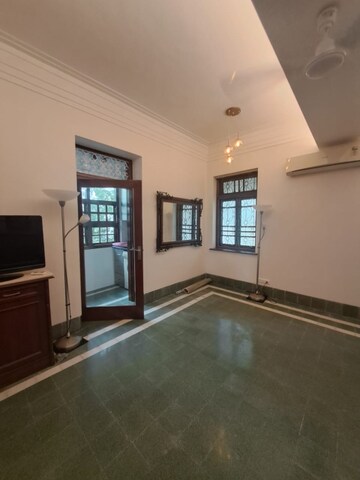 Bedroom in 1 BHK Apartment at Tardeo – for Rent