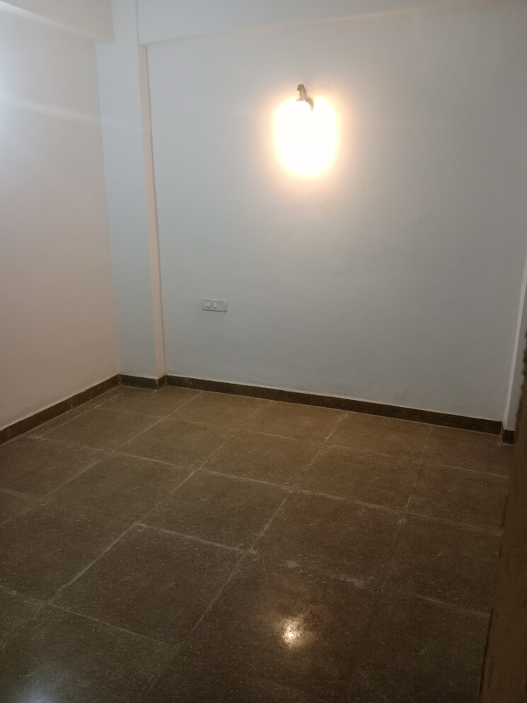 Room, sector 73 1 Bedroom 650 Sq.Ft. Builder Floor In Sector 73 Noida 8243588